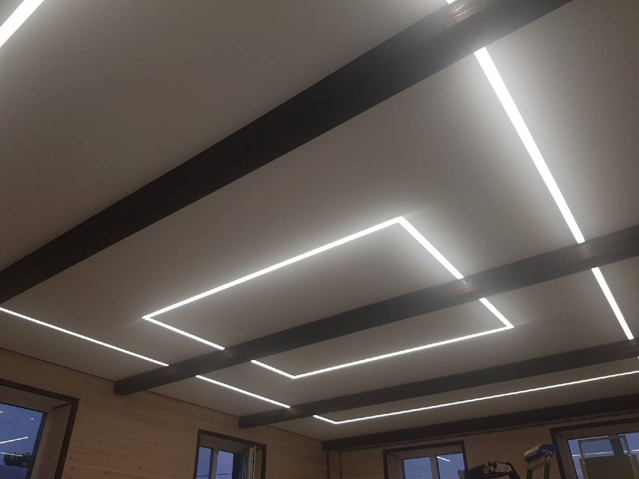 Матовый натяжной потолок со световыми линиями